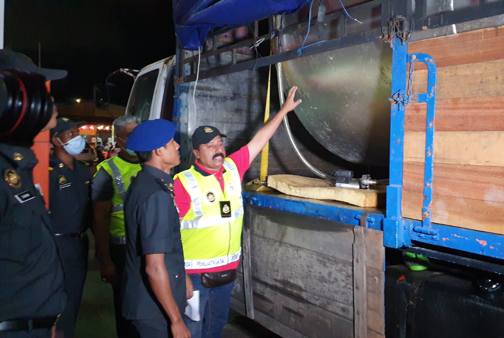 Mogan menunjukkan tangki yang telah diubah suai diletakkan di belakang lori untuk menyimpan minyak diesel bersubsidi.