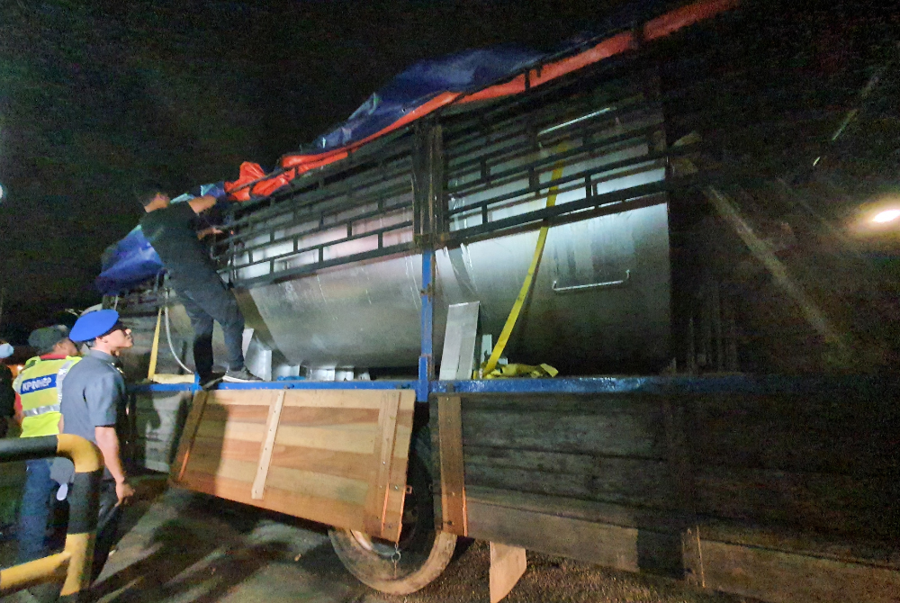 Lori muatan tangki yang telah diubah suai untuk menyedut minyak diesel dari stesen minyak di sekitar Seberang Perai.