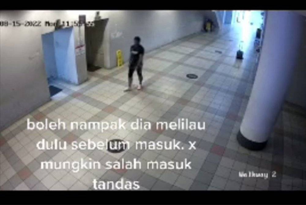 Rakaman CCTV memaparkan suspek mundar-mandir di hadapan tandas.