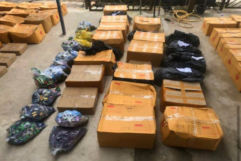 Pelbagai jenama dan jenis perisa cecair serta pelbagai jenis cartridge vape dirampas dalam satu serbuan di Taman Danhwa Kampung Kebakat di Tumpat pada Sabtu.