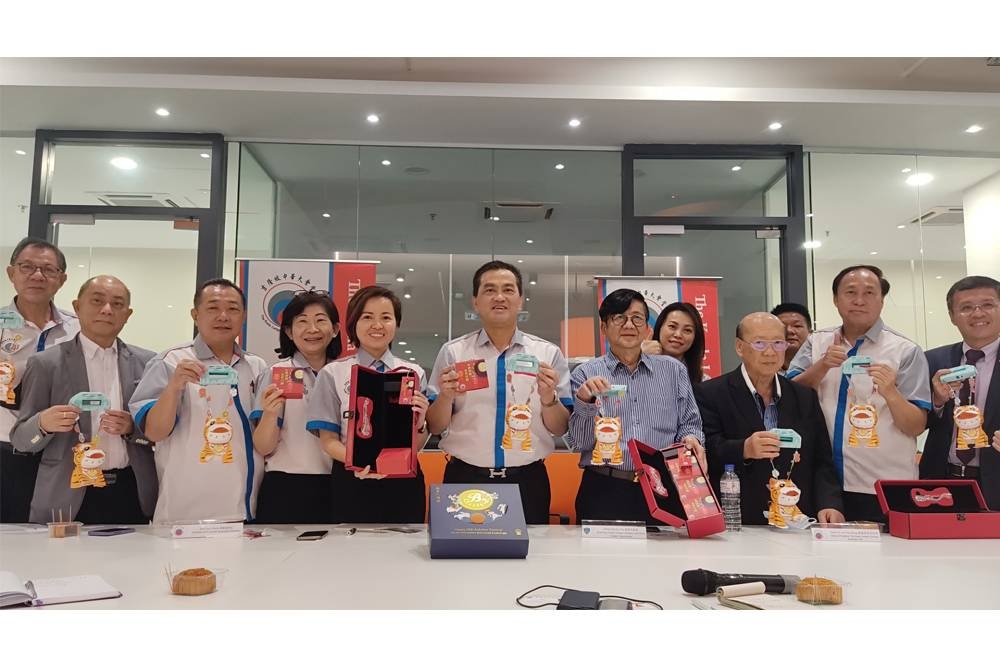 KK Chai (tengah) semasa sidang akhbar Pesta Tanglung di Menara KK, Bandar Tasik Selatan pada Selasa.