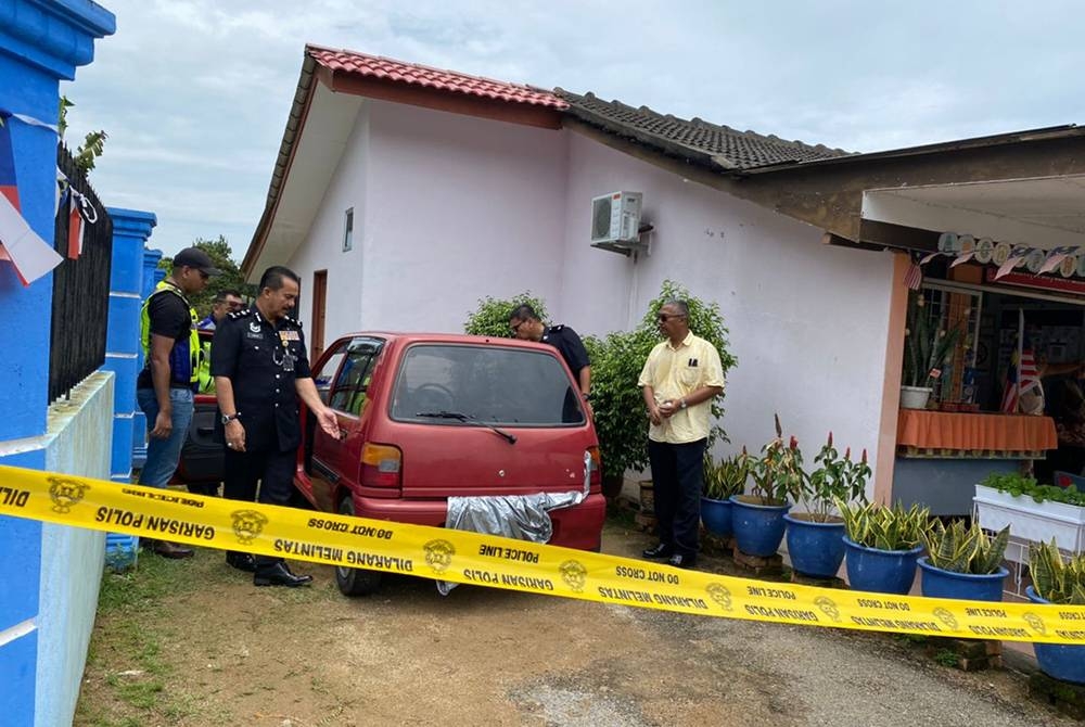 Pasangan kekasih ditemui maut dalam kereta Perodua Kancil di kawasan Japerun, Ayer Limau, Lubok Cina pada Rabu.
