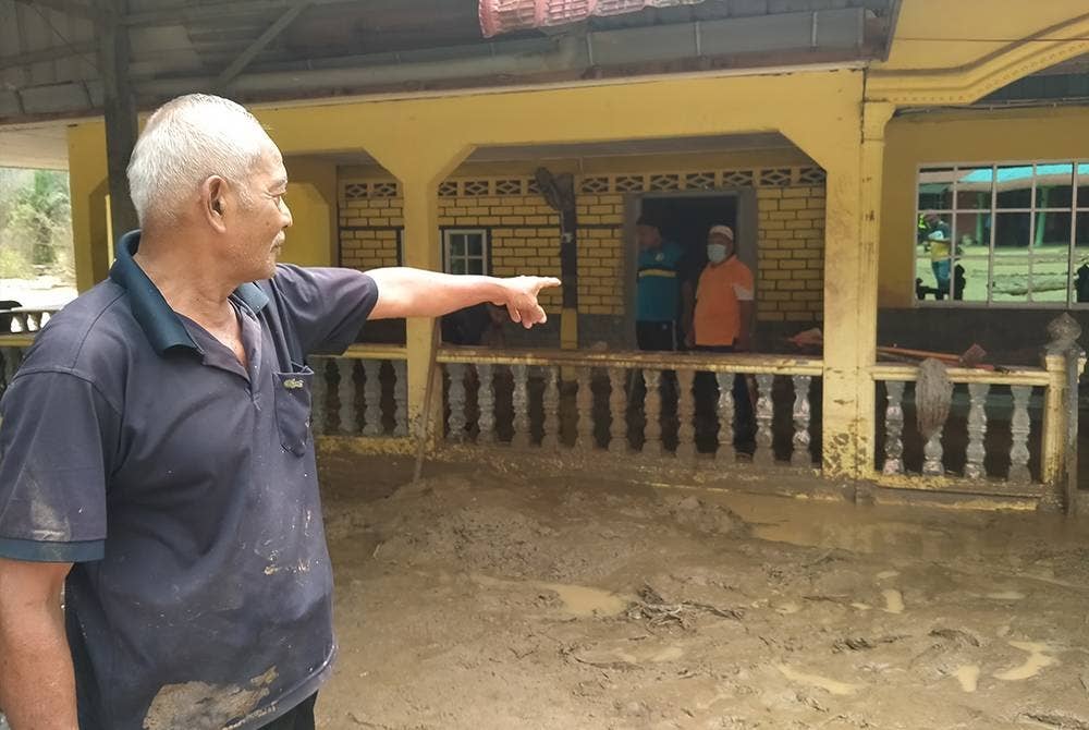 Abd Rahman menunjukkan rumahnya yang sudah tiga kali dipenuhi lumpur.