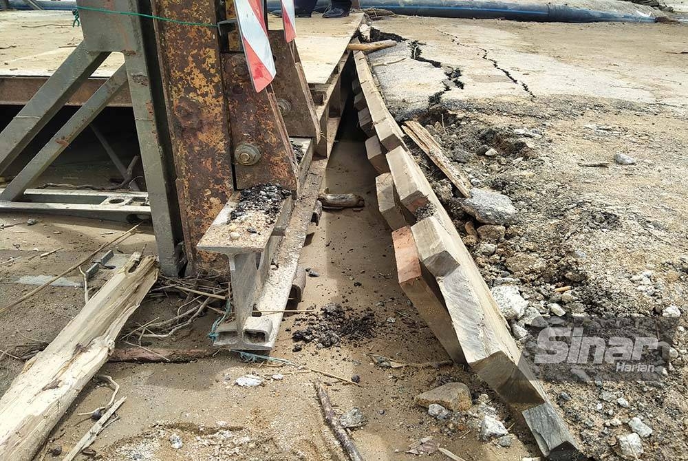Permukaan jalan di jambatan Bailey turut retak menyebabkan kerja-kerja baik pulih kini sedang dijalankan.