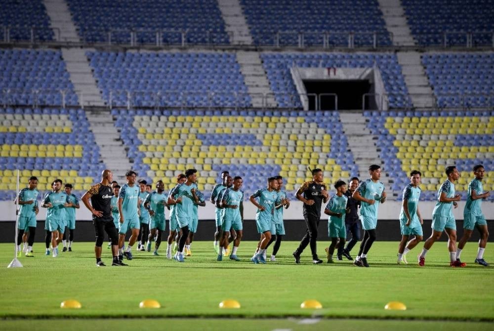 Pemain TFC menjalani latihan di Stadium Sultan Mizan Zainal Abidin, sebagai persiapan perlawanan akhir Piala FA, menentang JDT, Sabtu ini. - Foto Bernama.