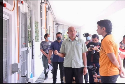 Tengku Hassanal Ibrahim diberikan taklimat berhubung operasi MTCC sempena keberangkatan baginda melawat pusat konservasi itu di Lanchang, Temerloh pada Selasa. - Foto FB Wan Rosdy