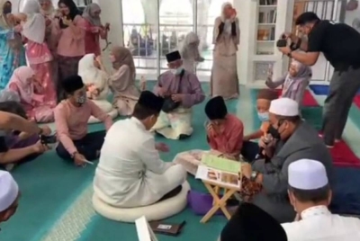 Tangkap layar video di TikTok memaparkan remaja berumur 14 tahun menjadi wali kepada kakak sulungnya pada Ahad.