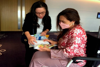 Presiden Persatuan OKU Sentral yang juga Pengerusi Pertubuhan Berita Nasional Malaysia (Bernama) Datuk Ras Adiba Radzi (kanan) diberi penerangan oleh Dr Low Hui Min yang merupakan pemenang Anugerah Utama untuk Anugerah Inovasi Pendidikan Khas (SEIA) 2022 sempena Forum Laporan Negara Pusat Serantau Pertubuhan Menteri-Menteri Pelajaran Asia Tenggara dalam bidang Pendidikan Khas (SEAMEO SEN) di Melaka Raya, pada Rabu. - Foto Bernama 