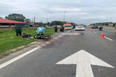 Seorang wanita warga emas maut selepas terjatuh daripada motosikal ditunggangnya sebelum digilis lori dalam kejadian di Jalan Yong-Ayer Hitam, Batu Pahat, pada Rabu