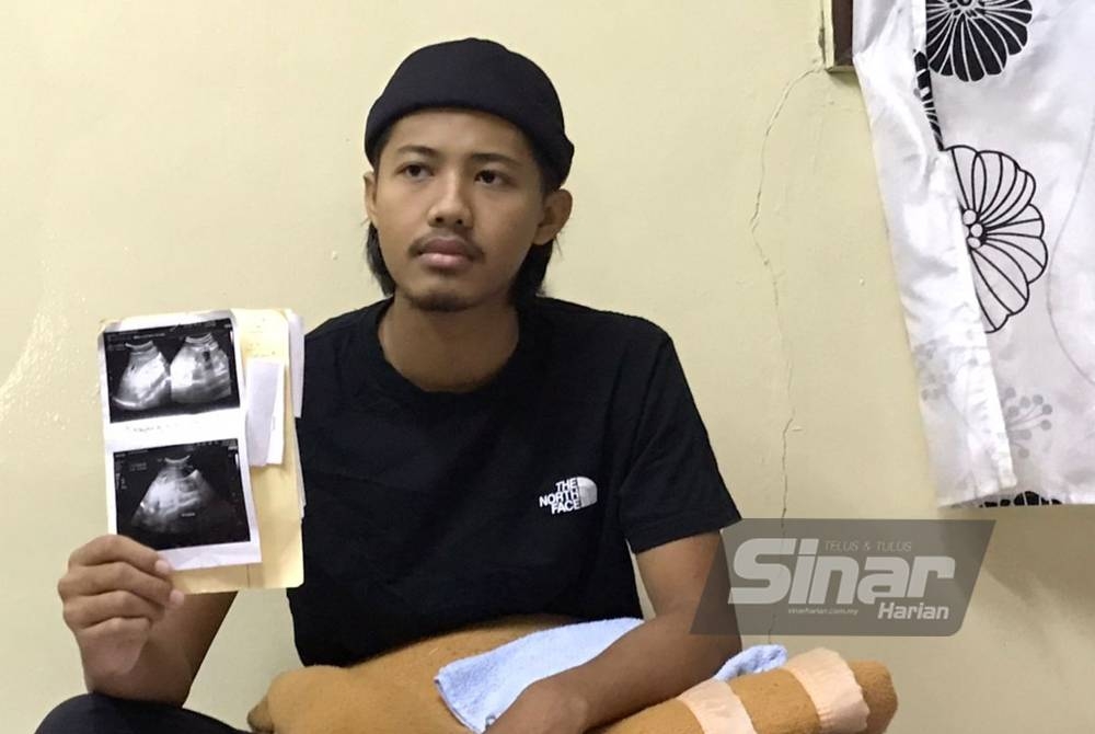 Muhammad Faiz Fahmi menunjukkan imbasan buah pinggang yang rosak selepas disahkan doktor HTAA pada Jun lalu.