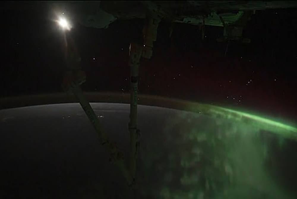 Cahaya Utara kelihatan dari angkasa lepas ketika ISS beredar di atas Lautan Hindi baru-baru ini. - Foto Twitter/Space Station