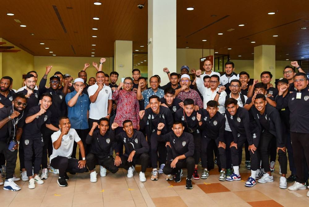 Menteri Besar Terengganu, Datuk Seri Dr Ahmad Samsuri Mokhtar (tengah) bergambar bersama pemain dan pengurusan Terengganu FC (TFC) pada majlis pelepasan Pasukan TFC bagi perlawanan akhir Piala FA 2022 di Lapangan Terbang Sultan Mahmud pada Khamis.