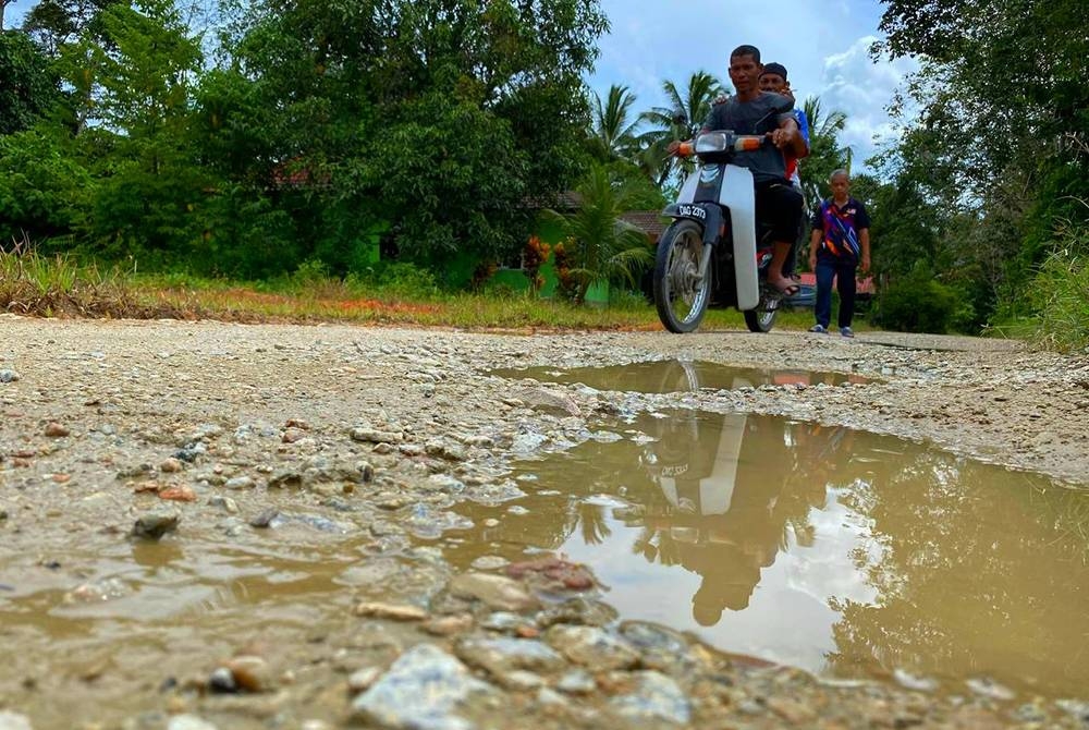 Laluan alternatif yang menjadi laluan harian penduduk dari tiga buah kampung di Chetok, Pasir Mas sejauh satu kilometer yang tidak berturap sejak 23 tahun lalu.
