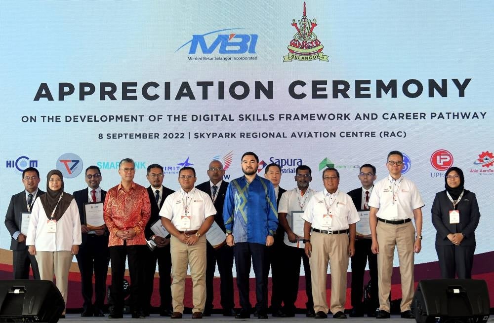 Pengunjung tidak melepaskan peluang untuk melihat kapal terbang dan helikopter ketika hadir ke Selangor Aviation Show (SAS) 2022 di Skypark Regional Aviation Centre (RAC) Bukit Jelutong, hari ini.
SAS 2022 akan berlangsung selama tiga hari bermula hari ini dan akan mempamerkan 29 kapal terbang termasuk helikopter.
Pameran itu akan dipenuhi dengan pelbagai program menarik termasuk forum industri, pembentangan, aktiviti kerjasama dan program pembelajaran untuk pelajar dalam pengajian penerbangan termasuk joyride untuk orang ramai.