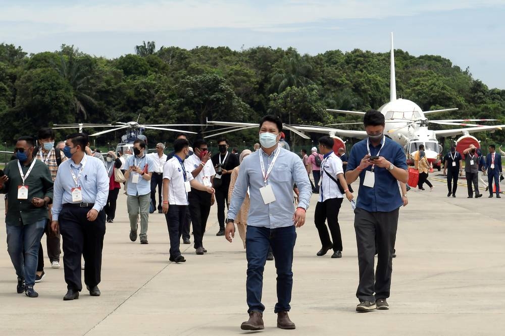 Raja Muda Selangor Tengku Amir Shah Sultan Sharafuddin Idris Shah (tengah) berkenan bergambar selepas gimik perasmian Selangor Aviation Show 2022 (SAS) di Skypark Regional Aviation Centre (RAC) Bukit Jelutong, hari ini.
Turut hadir Menteri Kewangan Tengku Datuk Seri Mohd Zafrul Tengku Abdul Aziz (empat, kiri), Menteri Besar Selangor Datuk Seri Amirudin Shari (enam, kiri) dan Pengerusi Jawatankuasa Tetap Industri dan Perdagangan Negeri Selangor, Datuk Teng Chang Khim (dua, kanan).