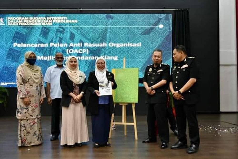 Noraini (tiga kanan) merasmikan OACP MPK 2022-2026 di Dewan Hamzah di Klang.