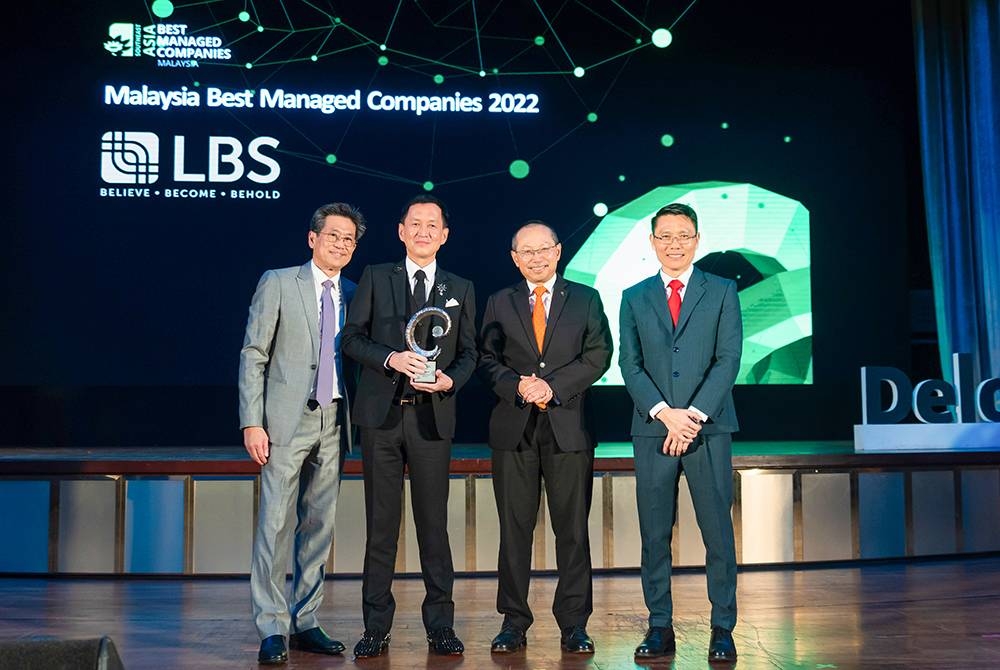 Hock Guan (dua dari kiri) menerima Anugerah Syarikat Pengurusan Terbaik Malaysia 2022 daripada Ketua Pegawai Eksekutif Deloitte SEA, Philip Yuen (kiri), sambil disaksikan Ketua Pegawai Eksekutif Deloitte Malaysia, Yee Wing Peng (kanan), dan tetamu kehormat, Tan Sri Abdul Wahid Omar
