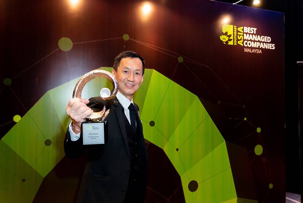 Hock Guan bersama Anugerah Syarikat Pengurusan Terbaik Malaysia 2022 yang dimenangi oleh LBS Bina pada Rabu.