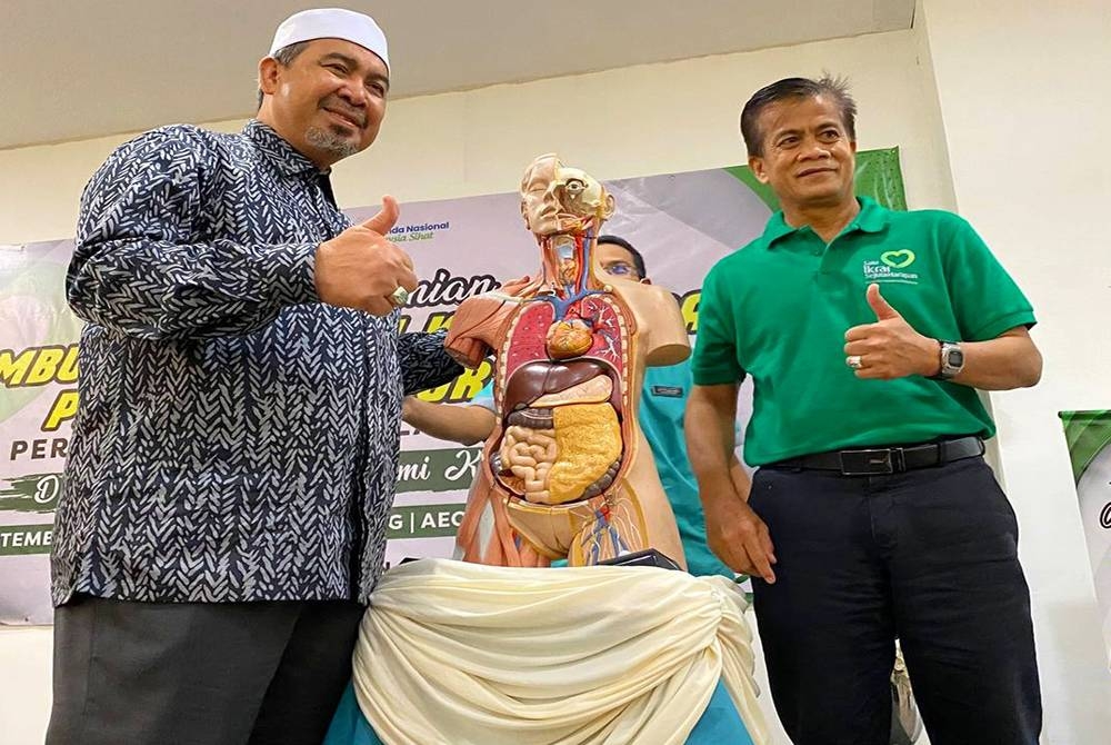 Dr Izani (kiri) dan Dr Zaini (kanan) pada Majlis Perasmian Sambutan Minggu Kesedaran Pendermaan Organ Peringkat Negeri Kelantan di Kota Bharu pada Khamis.