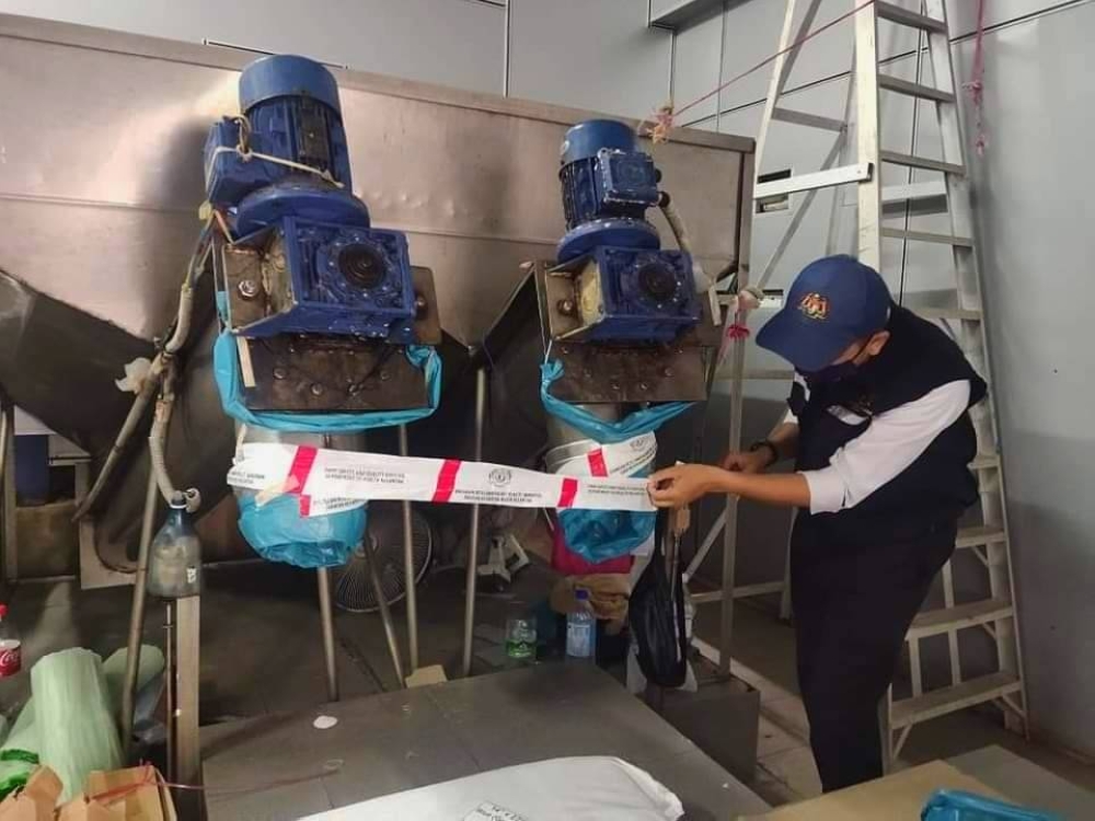 JKNK menyita sebuah kilang ais di Pengkalan Chepa pada Isnin lalu.