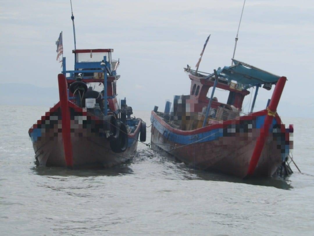 Dua bot ditahan selepas didapati melanggar syarat lesen. Foto: Maritim Malaysia