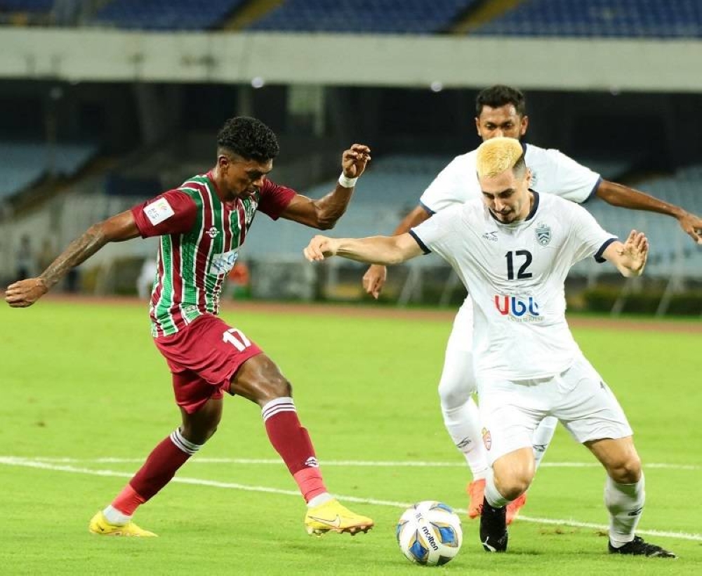 Pemain pertahanan KL City, Declan Lambert cuba mengekang asakan penyerang ATK Mohun Bagan, Liston Colaco pada aksi separuh akhir Piala AFC Antara Zon. - Foto:FC ATK Mohun Bagan