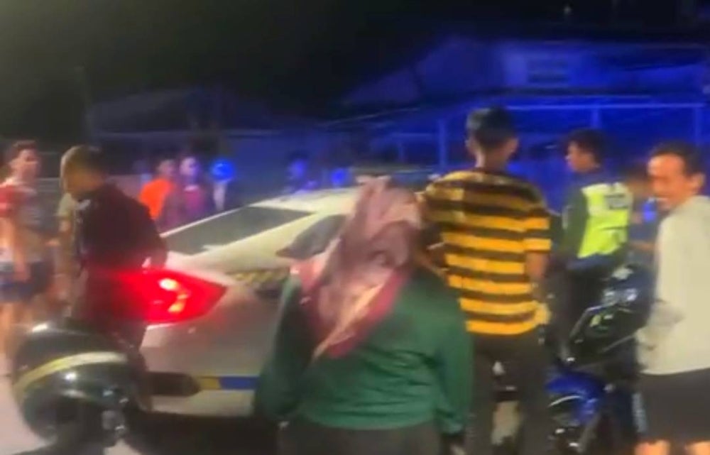 Tangkap layar menunjukkan kekecohan yang berlaku selepas seorang lelaki didakwa ingin menculik seorang kanak-kanak berhampiran Dataran Masjid Muhammadi di Kota Bharu pada Khamis.