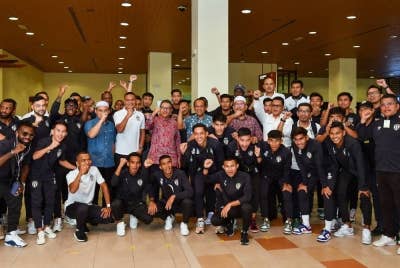 Menteri Besar Terengganu, Datuk Seri Dr Ahmad Samsuri Mokhtar (tengah) bergambar bersama pemain dan pengurusan Terengganu FC (TFC) pada majlis pelepasan Pasukan TFC bagi perlawanan akhir Piala FA 2022 di Lapangan Terbang Sultan Mahmud pada Khamis.
