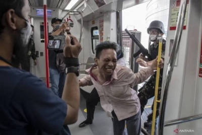 Permainan dan pertunjukkan zombi di stesen LRT Jakarta akan berakhir pada Ahad ini. - Foto Antara