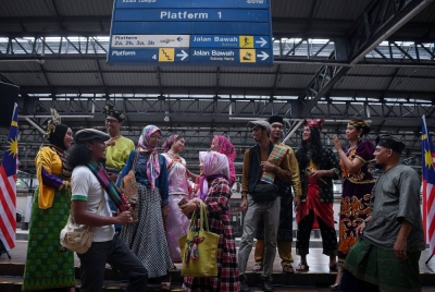 Program 'flash mob' Keretapi Sarong 2022 kini kembali bagi menyemarakkan sambutan Hari Malaysia pada 16 September ini bertema 'Retro Kuala Lumpur' pada Khamis. - Foto Bernama