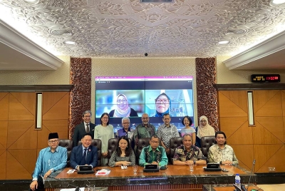 Ahli-Ahli KRPPM Integriti, Governan dan Anti Rasuah bergambar selepas mesyuarat di bangunan Parlimen pada Khamis.