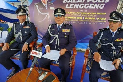 Ruslan (tengah) pada sidang akhbar selepas merasmikan Balai Polis Lenggeng pada Khamis.