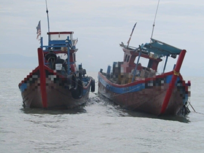 Dua bot ditahan selepas didapati melanggar syarat lesen. Foto: Maritim Malaysia