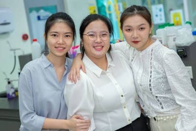 Fiona (kiri), Clarice (tengah) dan Ngu (kanan) bakal memulakan penyelidikan di Harvard 15 September ini.