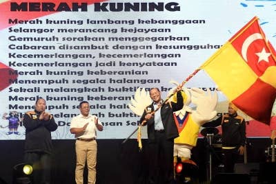 Amirudin (dua, kiri) menyaksikan Khairuddin (kanan) mengibarkan bendera Selangor sambil ditemani Pengarah Eksekutif Majlis Sukan Negeri Selangor, Mohamad Nizam Marjugi (kiri) pada Majlis Penyerahan Bendera Kontinjen Negeri Selangor Ke Temasya Sukma 2022 di Dewan Raja Muda Musa Seksyen 7 Shah Alam pada Khamis. Foto: Bernama
