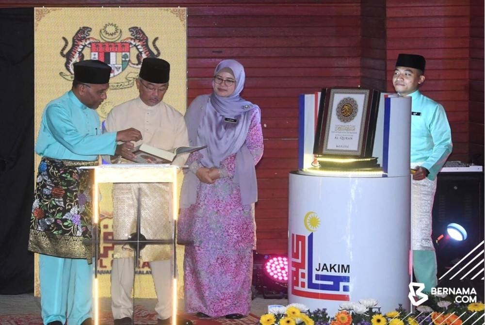 Yang di-Pertuan Agong Al-Sultan Abdullah Ri'ayatuddin Al-Mustafa Billah Shah berkenan melancarkan Tafsir Pimpinan Ar-Rahman Edisi Rumi Baharu di Darul Quran Jakim, Kuala Kubu Bharu. - Foto Bernama