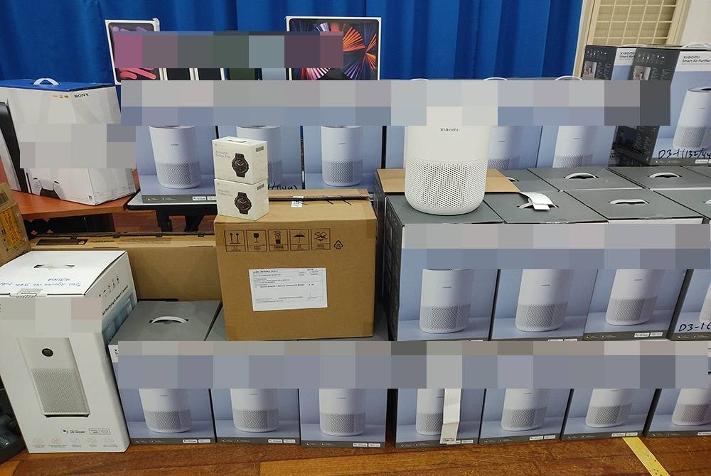 Antara peralatan elektrik dan elektronik yang dirampas kastam dalam serbuan di sebuah gudang di Petaling Jaya, Selangor pada 26 Ogos lalu.