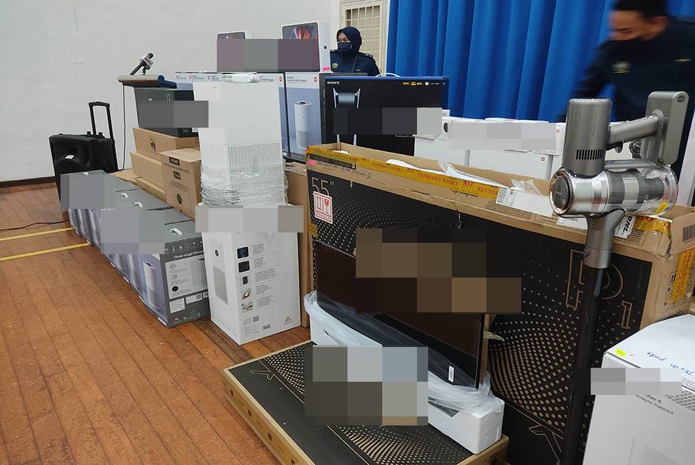 Sebahagian daripada peralatan elektrik dan elektronik yang dirampas kastam di sebuah gudang di Petaling Jaya, Selangor pada 26 Ogos lalu.