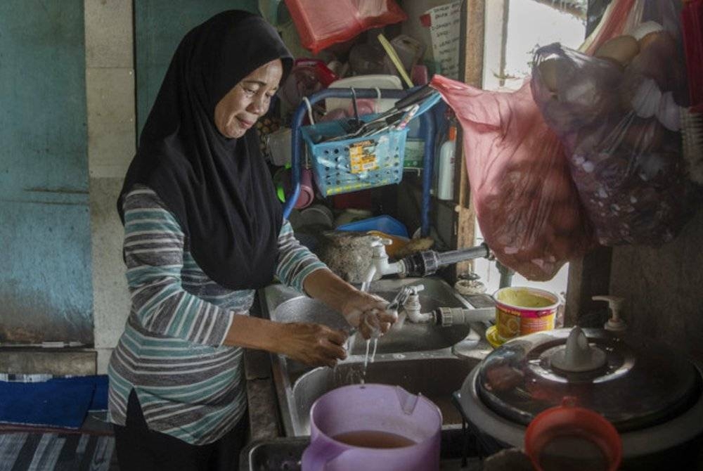 Isteri bekerja layak mencarum Skim Keselamatan Sosial Suri Rumah (SKSSR) kerana golongan itu masih berisiko berdepan kemalangan semasa menjalankan kerja-kerja rumah. (Gambar hiasan)