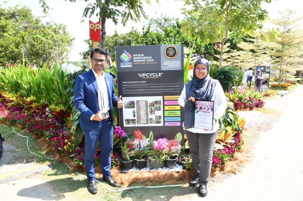 Datuk Bandar Subang Jaya, Datuk Johary Anuar di taman MBSJ
yang mengetengahkan konsep upcycling.