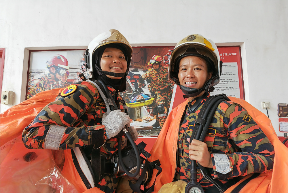 Norazizah (kiri) dan Hui Naa menamatkan Kursus Asas Hazmat Siri 1/2022, di Balai Bomba dan Penyelamat Nilai di sini pada Jumaat.