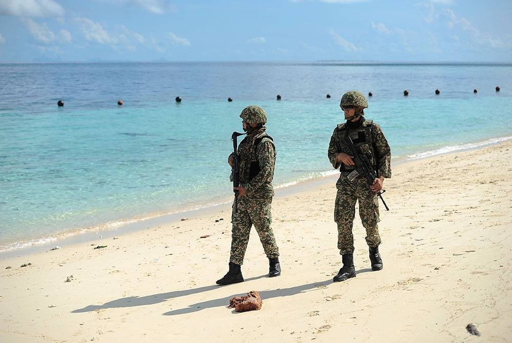 Anggota Angkatan Tentera Malaysia (ATM) melakukan rondaan di sekitar Pulau Sipadan hari ini.