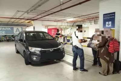 Seorang lelaki menawarkan perkhidmatan kereta sewa tidak berlesen dilihat cuba mengambil penumpang ke ibu negara dengan tambang RM120.