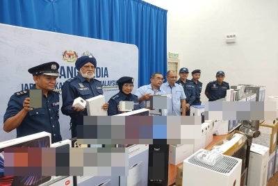 Wan Saadah (tiga dari kiri) menunjukkan antara peralatan elektrik dan elektronik yang dirampas kastam dalam serbuan di sebuah gudang di Petaling Jaya, Selangor pada 26 Ogos lalu.