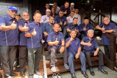 Ismail Sabri (duduk depan kanan) bersama pemimpin yang hadir pada Majlis Perasmian Laman Warisan Kampung Laut, Tumpat pada Jumaat.