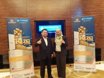 Zainol dan Noor Azilla pada sidang akhbar pengenalan Akaun Pelaburan-i Rizq di Menara Kembar Bank Rakyat pada Jumaat.