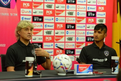 Hector (kiri) pada sidang media pra perlawanan menentang Terengganu di Stadium Nasional Bukit Jalil.