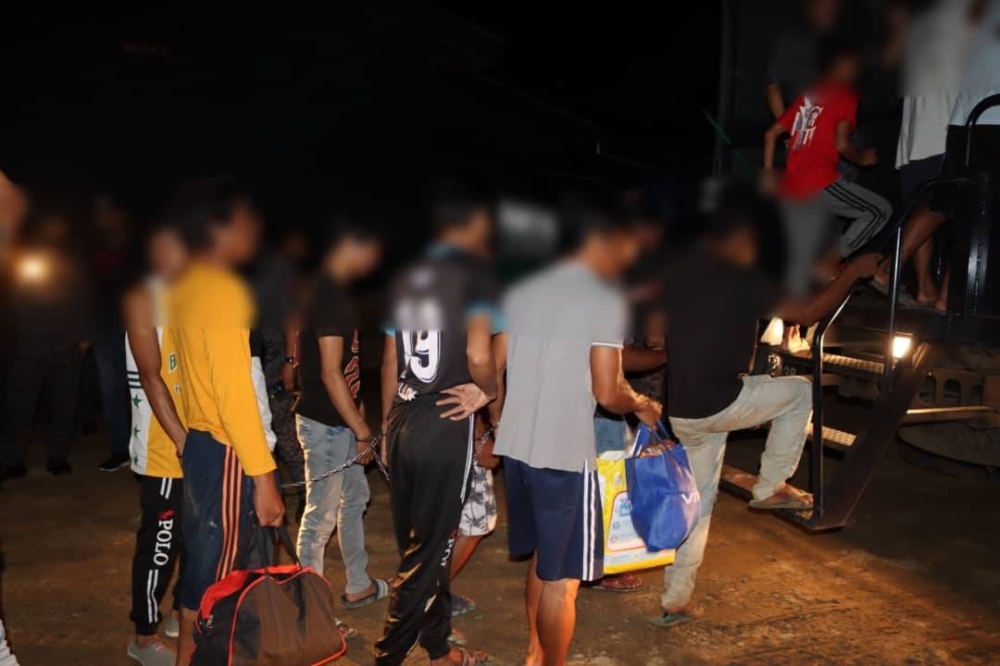 Seramai 55 PATI ditahan dalam Operasi Sapu di kawasan rumah pekerja di Batu 19 Sungai Tiram.