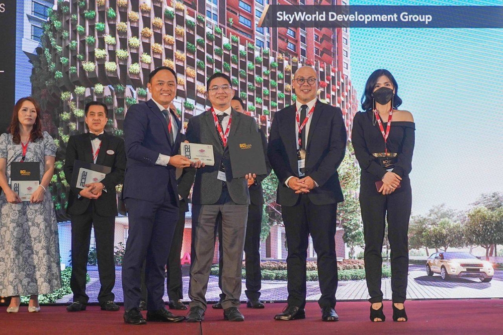 Kumpulan Skyworld ketika menerima Anugerah 10 Pemaju Terbaik.