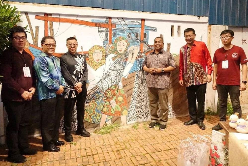 Menteri Besar Kedah, Datuk Seri Muhammad Sanusi Md Nor (tiga kanan) menghadiri Festival Kebudayaan Melodi Sungai Kedah 2022.